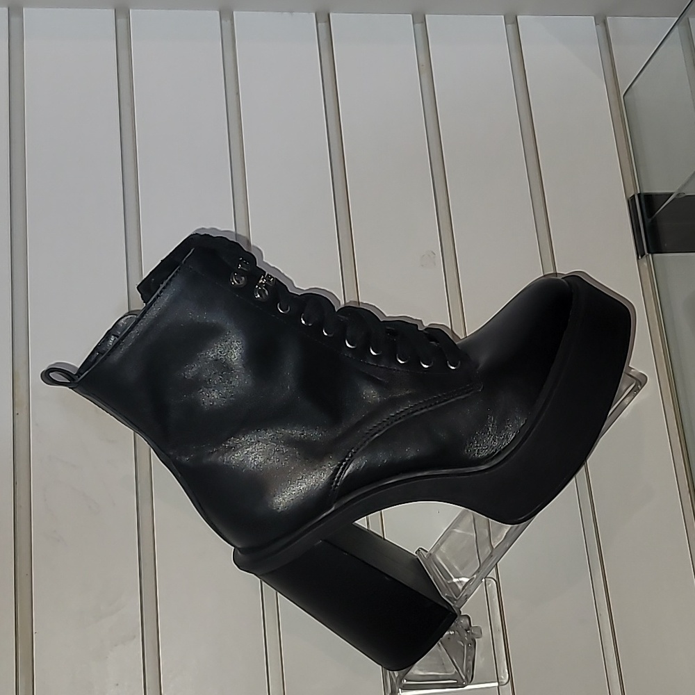 Gianni Bini 8M Black Soft Leather (New) Never Worn Firm Price